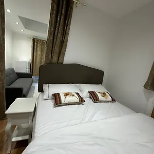 4th-studio-flat-a-family-luxury-home-144-oakridge-road.cambridgehotelsuk.com/